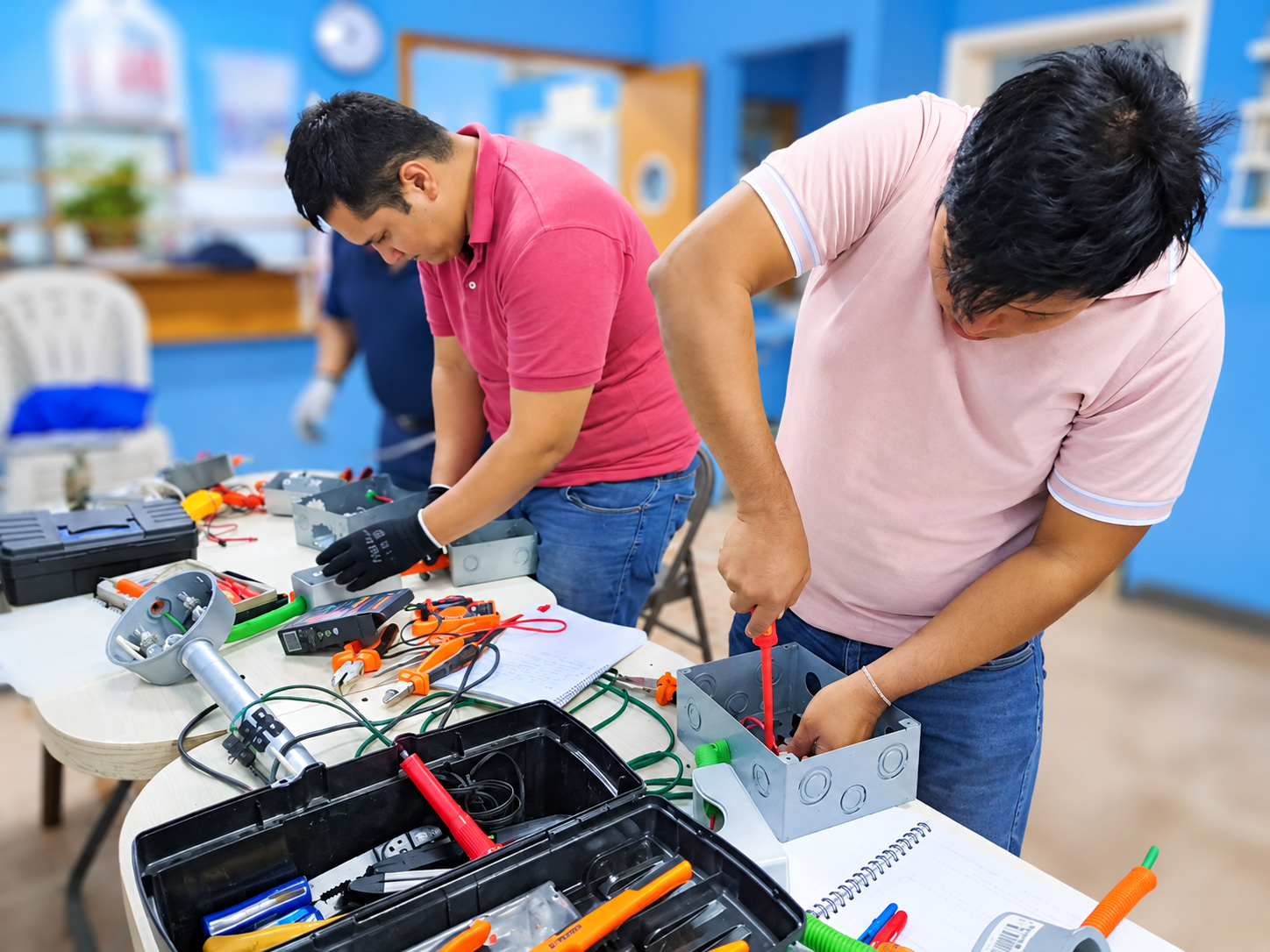 Alumno trabajando con herramientas en el taller eléctrico