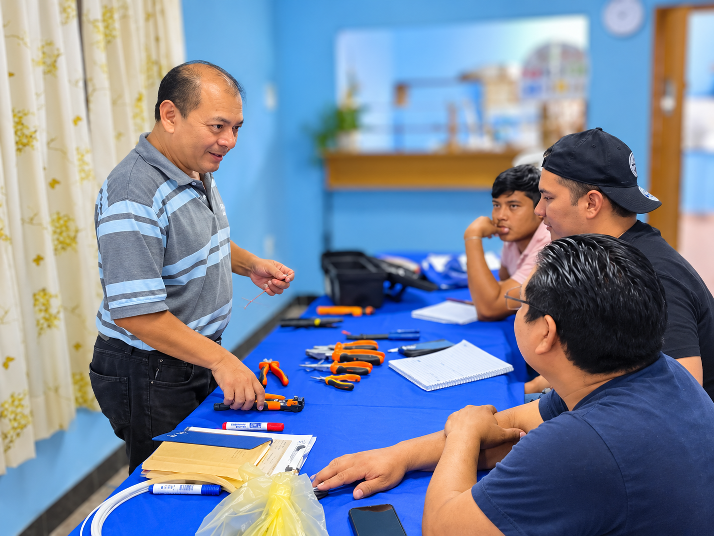 Taller práctico de herramientas y conexiones eléctricas