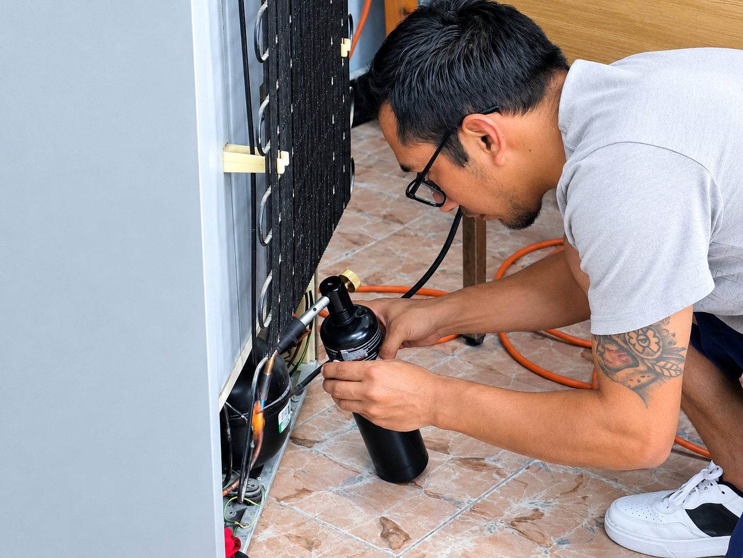 Alumno reparando un refrigerador